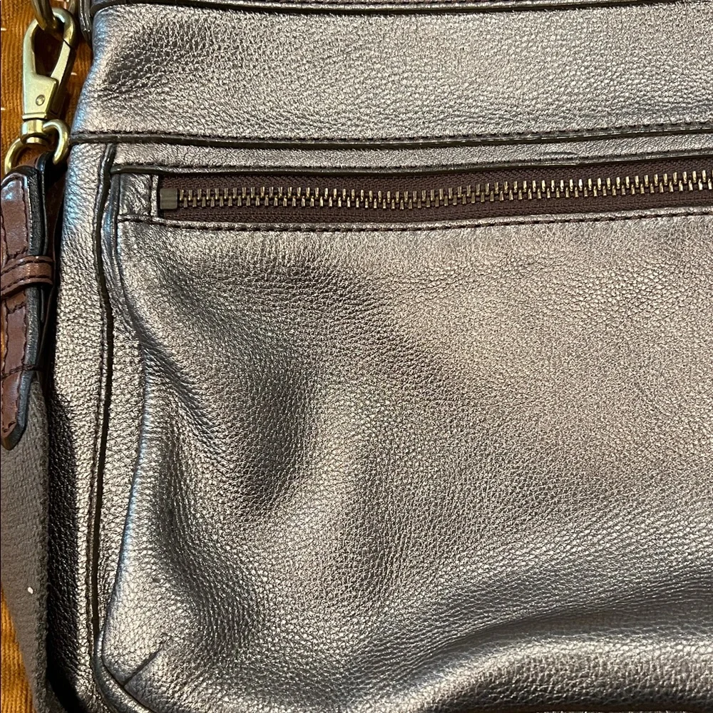 FOSSIL EXPLORER Foldover Bag Silver - Picture 2 of 7